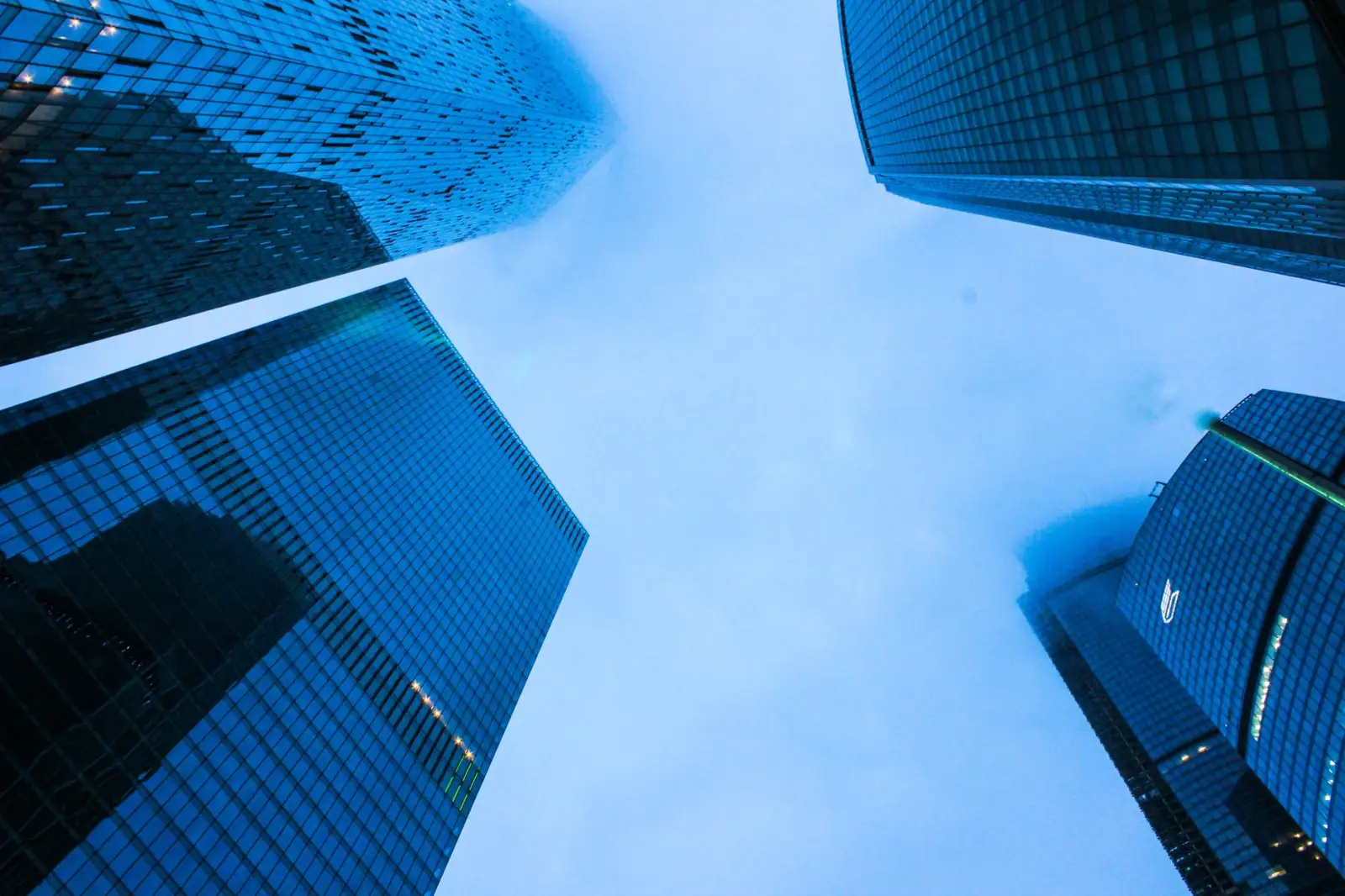 东方双新文科技定制软件光盘与行业应用软件的技术架构对比分析